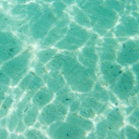 vanduo, atspindys, žalia, aišku, smėlis, torquoise Tassapon - Dreamstime