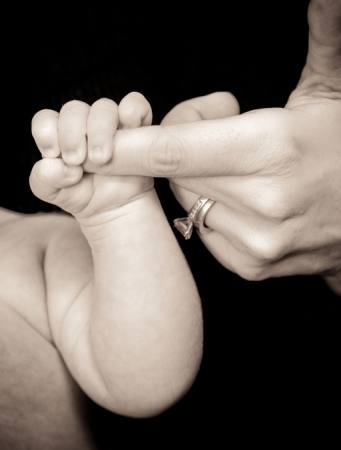 ranka, kūdikis, žiedas, palaikykite Sarah Spencer - Dreamstime