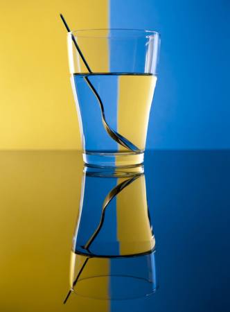 stiklas, šaukštas, vanduo, geltona, mėlyna Alex Salcedo - Dreamstime