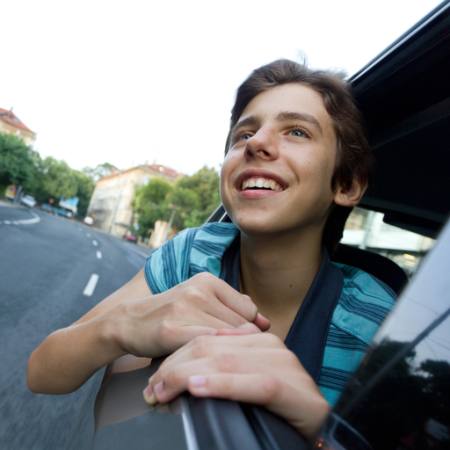 automobilis, langas, berniukas, kelias, šypsena Grisho - Dreamstime
