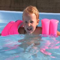 Pixwords Vaizdas su vaikas, maudytis, vanduo, baseinas, plaukimas, berniukas, žmogus Charlotte Leaper (Cleaper)