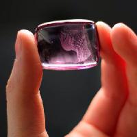Pixwords Vaizdas su ranka, rausvai violetinės spalvos, objektas, akmuo, skaidrus Ioldeez