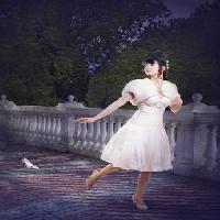 moteris, balta suknelė, sodas, pėsčiomis Evgeniya Tubol - Dreamstime
