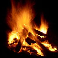 gaisro, mediena, dega, tamsiai Hong Chan - Dreamstime