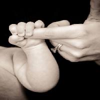 Pixwords Vaizdas su ranka, kūdikis, žiedas, palaikykite Sarah Spencer - Dreamstime