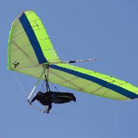 Pixwords Vaizdas su žalias, lėktuvas, žmogus, skristi, skrajutė, sparnai, dangus Radkol
