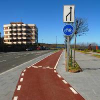 Pixwords Vaizdas su dviratis, kelias, pastatas, ženklas, dviračiai Ristinose - Dreamstime
