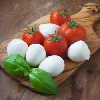 Pixwords Vaizdas su maistas, pomidorai, žalia, daržovės, sūris, baltas Unknown1861 - Dreamstime