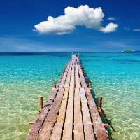 Pixwords Vaizdas su jūra, vanduo, pėsčiomis, medžio, denis, vandenynas, mėlyna, dangus, debesys Dmitry Pichugin - Dreamstime