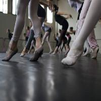 Pixwords Vaizdas su pėdų, šokėja, šokėjai, praktika, moterys, pėdų, grindys Goodlux