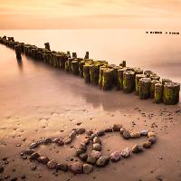 Pixwords Vaizdas su vanduo, širdis, širdis, akmuo, medis, smėlis, paplūdimys Manuela Szymaniak (Manu10319)