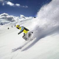 Pixwords Vaizdas su žiema, slidės, slidininkas, kalnas, sniegas, dangus Ilja Mašík