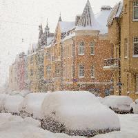 Pixwords Vaizdas su žiema, sniegas, automobiliai, pastatas, sniegas Aija Lehtonen - Dreamstime