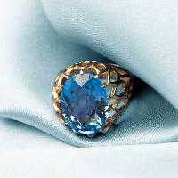 Pixwords Vaizdas su žiedas, akmuo, deimantas, auksas, brangakmenis, papuošalai, mėlyna Elen