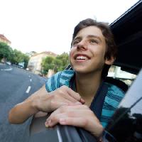 automobilis, langas, berniukas, kelias, šypsena Grisho - Dreamstime