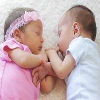Pixwords Vaizdas su kūdikiams, kūdikių, mergaitė, berniukas, rožinė, miegas Orionna