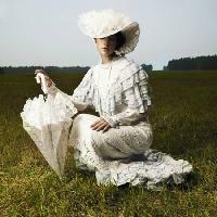 moteris, senas, skėtis, balta, laukas, žolė George Mayer - Dreamstime