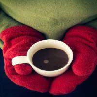 Pixwords Vaizdas su puodelių, kavos, kavos, rankos, raudona, pirštinės, žalia Edward Fielding - Dreamstime